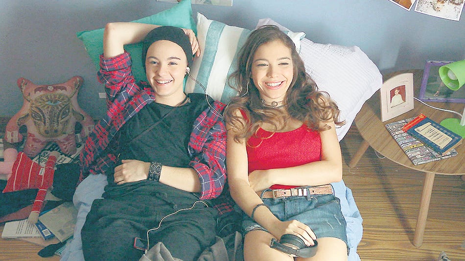 Juani / Juan debe luchar con la incomprensión de las autoridades escolares y de su propio abuelo.