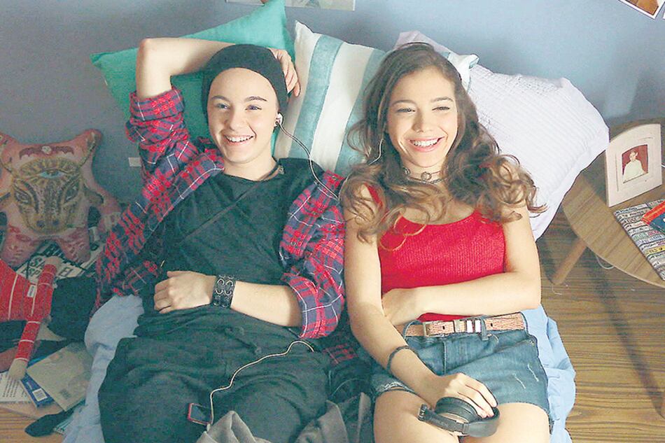 Juani / Juan debe luchar con la incomprensión de las autoridades escolares y de su propio abuelo.