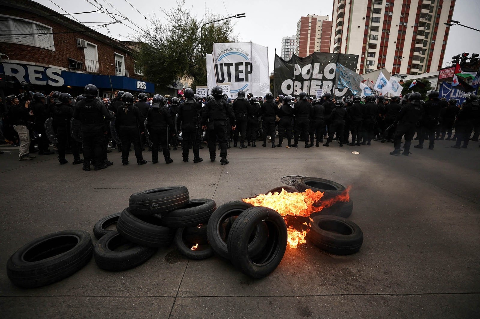 El cordón policial impidiendo el paso de los militantes de la UTEP y el Polo Obrero.