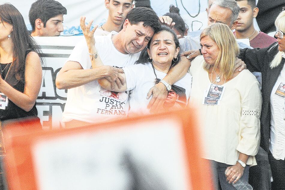 Silvino y Graciela, en la marcha al cumplirse un mes del asesinato de Fernando.