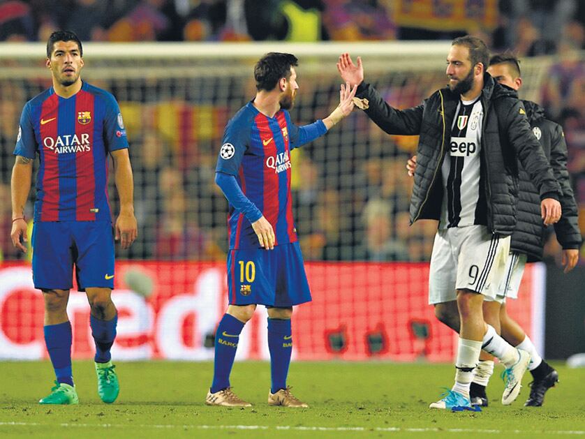 Messi se saluda con su amigo Higuaín al final del partido jugado en Cataluña.