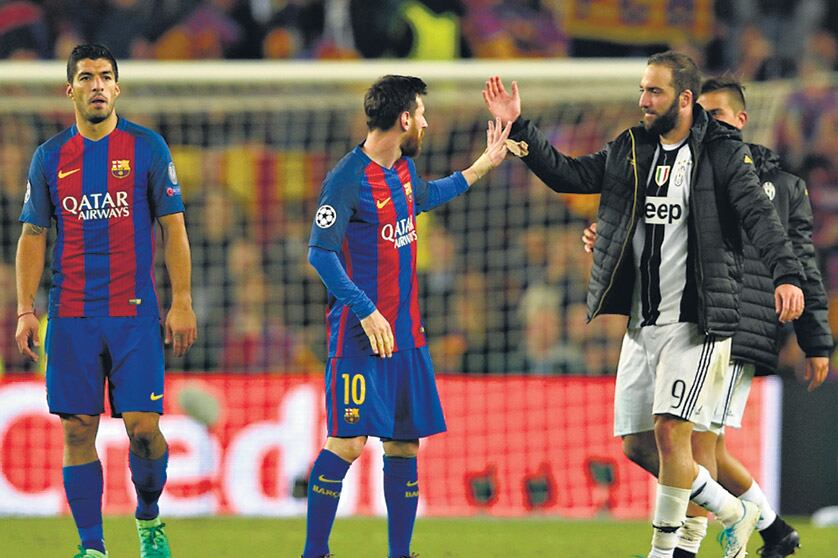 Messi se saluda con su amigo Higuaín al final del partido jugado en Cataluña.