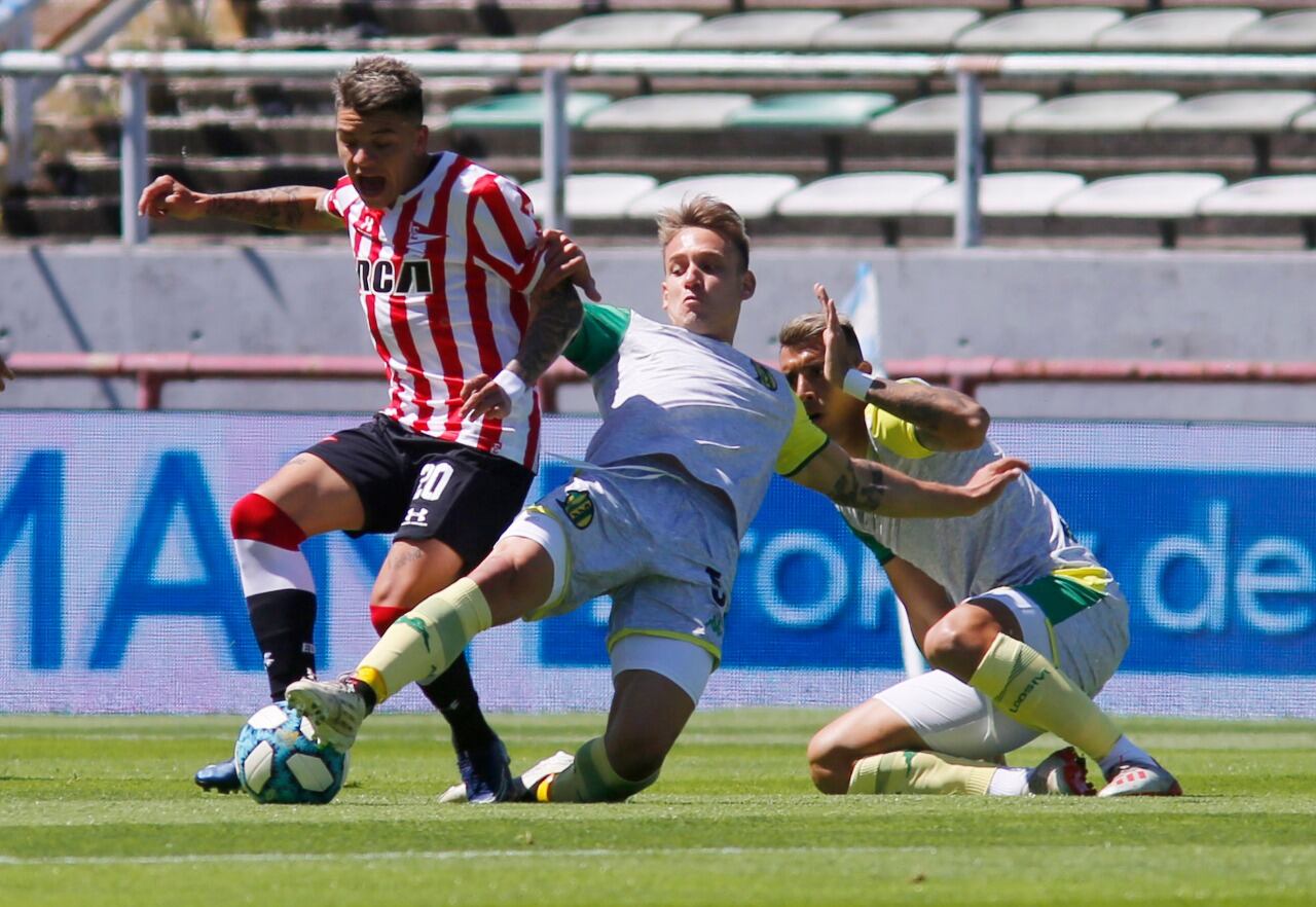 Imagen descriptiva de un partido con más intensidad que situaciones de gol.
