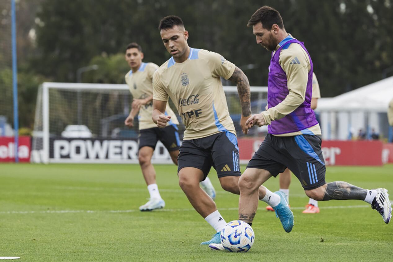 Lionel Messi y Lautaro Martínez durante la práctica en Ezeiza.