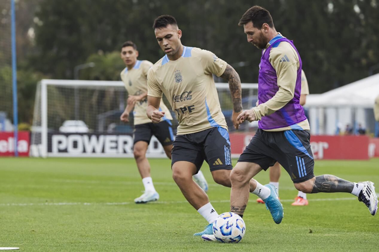 Lionel Messi y Lautaro Martínez durante la práctica en Ezeiza.