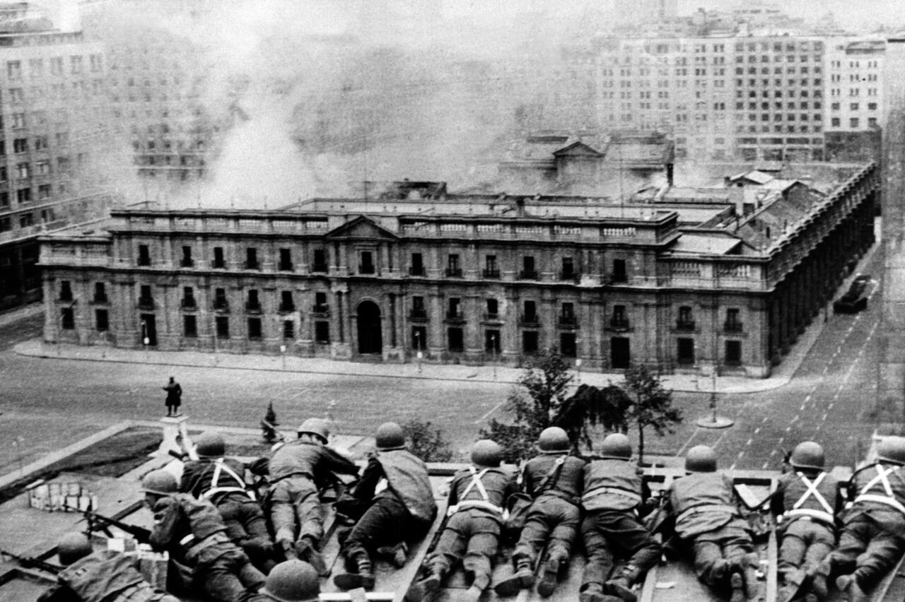 Soldados custodian desde una azotea el Palacio de la Moneda el día del golpe
