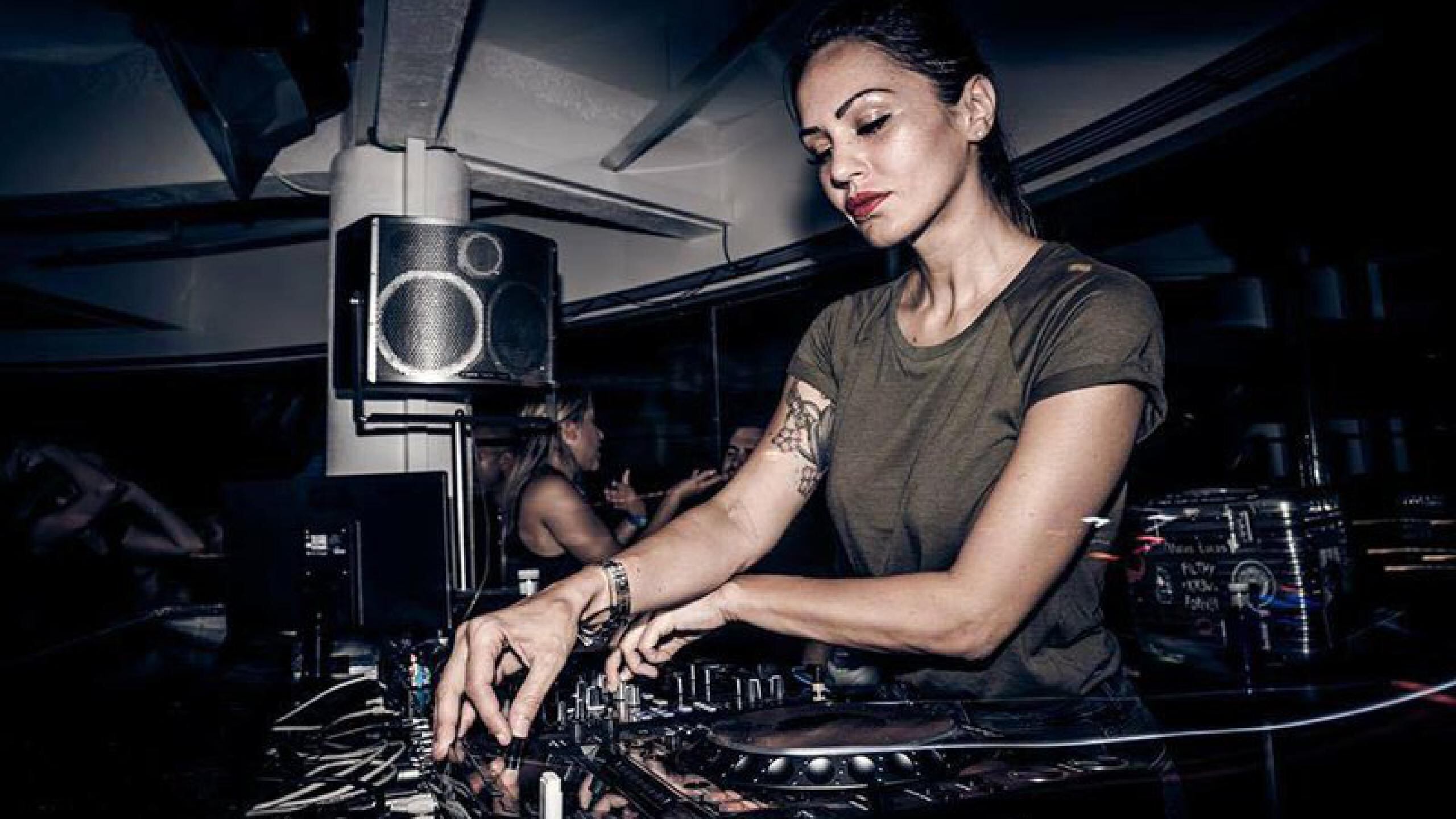 Esta noche, la housera italiana Deborah De Luca animará Crobar, donde mañana las Human Beats! arrancan el verano.