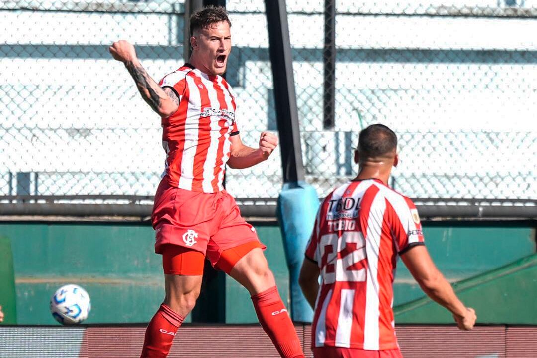 Jappert celebra un gol que debió ser anulado por off side.