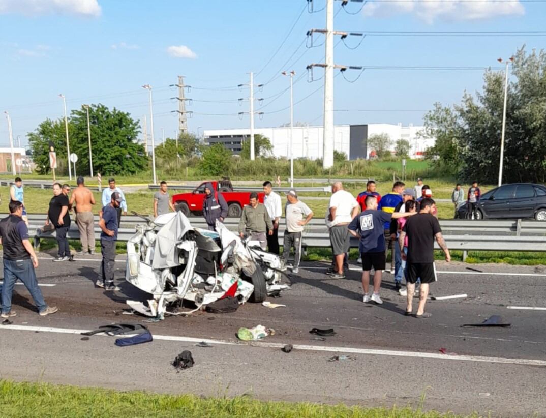 Tras el choque, personal del SAME- Ezeiza constató la muerte del conductor del auto