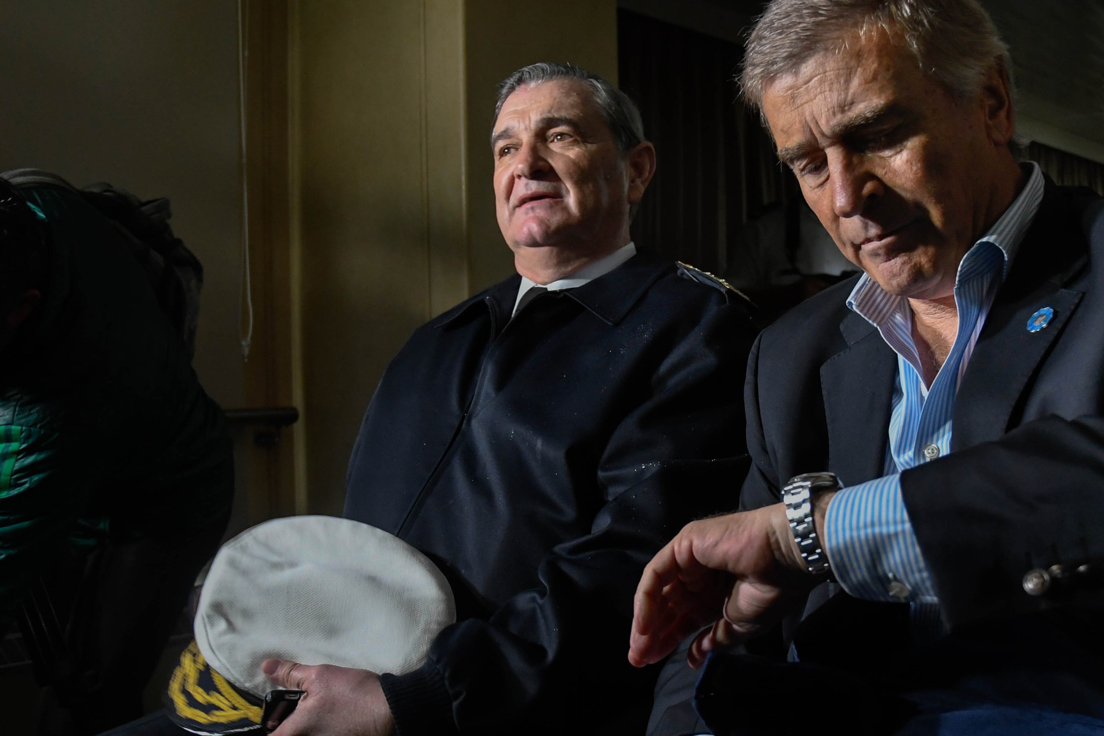 El ministro Oscar Aguad y el ex jefe de la Armada, Marcelo Srur.