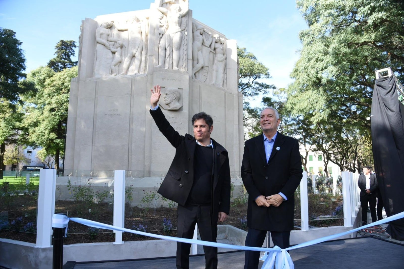 Axel Kicillof y Julio Alak en la remodelada Plaza Rocha. 