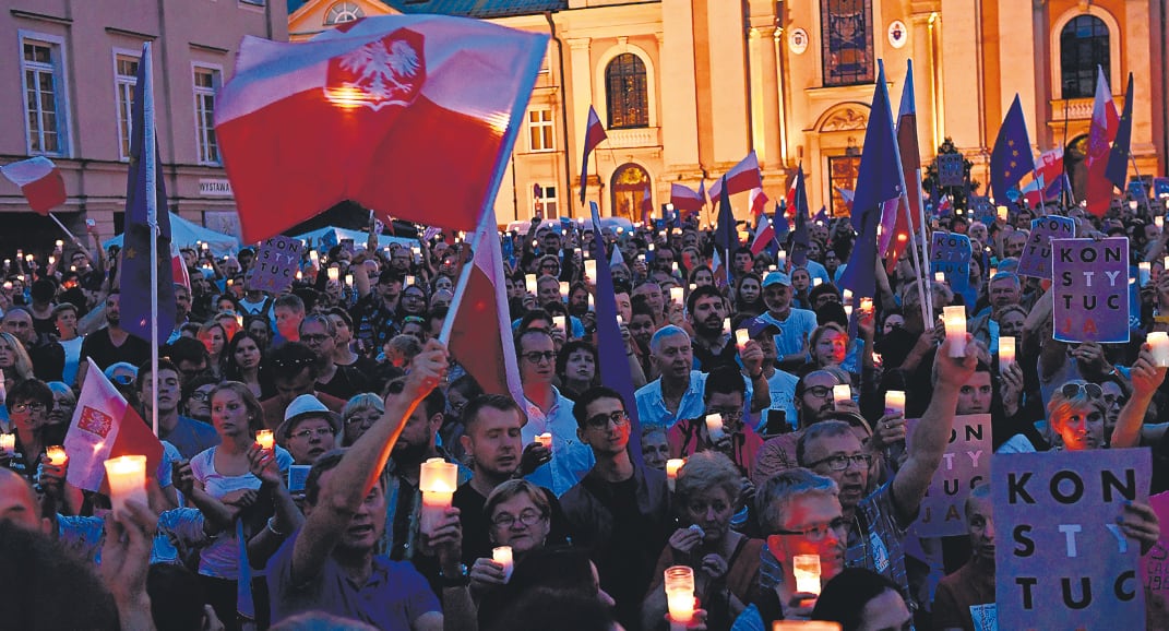 Miles protestan contra la reforma frente a la sede de la Corte Suprema.