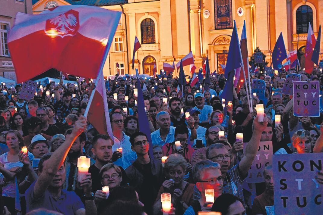 Miles protestan contra la reforma frente a la sede de la Corte Suprema.