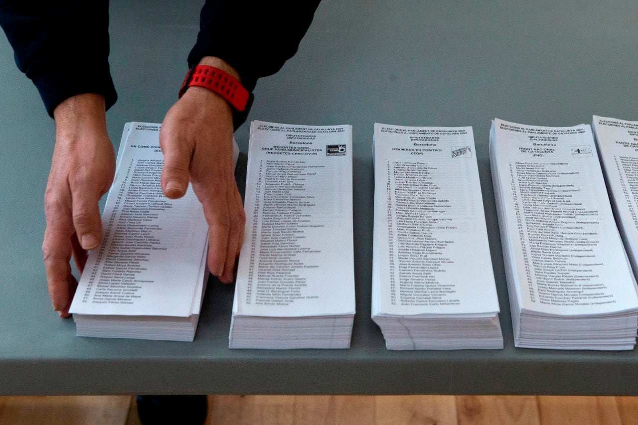 Preparativos del colegio electoral en el Pabellun Camp del Ferro en Barcelona.