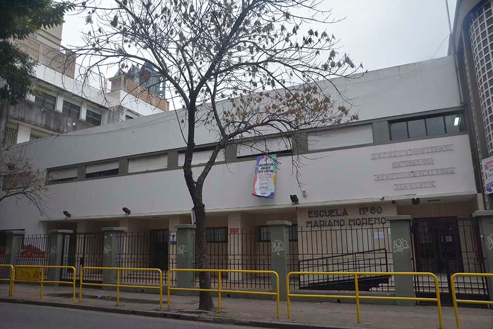 Cerrada. Así lucía ayer la escuela primaria Mariano Moreno de Paraguay al 1200.