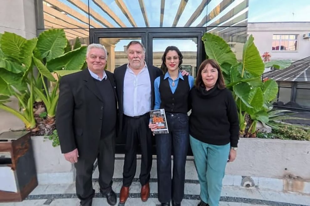 Rebeca Fleitas posa con el libro de José D'Angelo, La estafa con los desaparecidos.