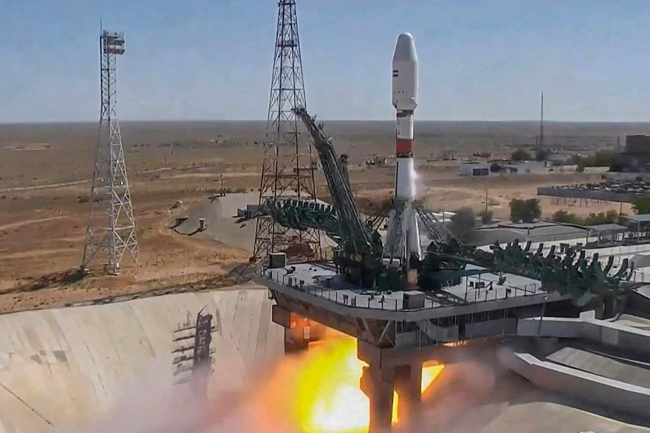 El cohete Soyuz 2 llevando el satélite  iraní Omar Khayyam.