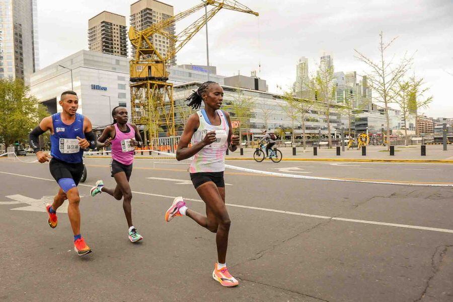 Ataque de un perro en la Maratón de Buenos Aires: un corredor de Kenia pierde la victoria y genera un escándolo 