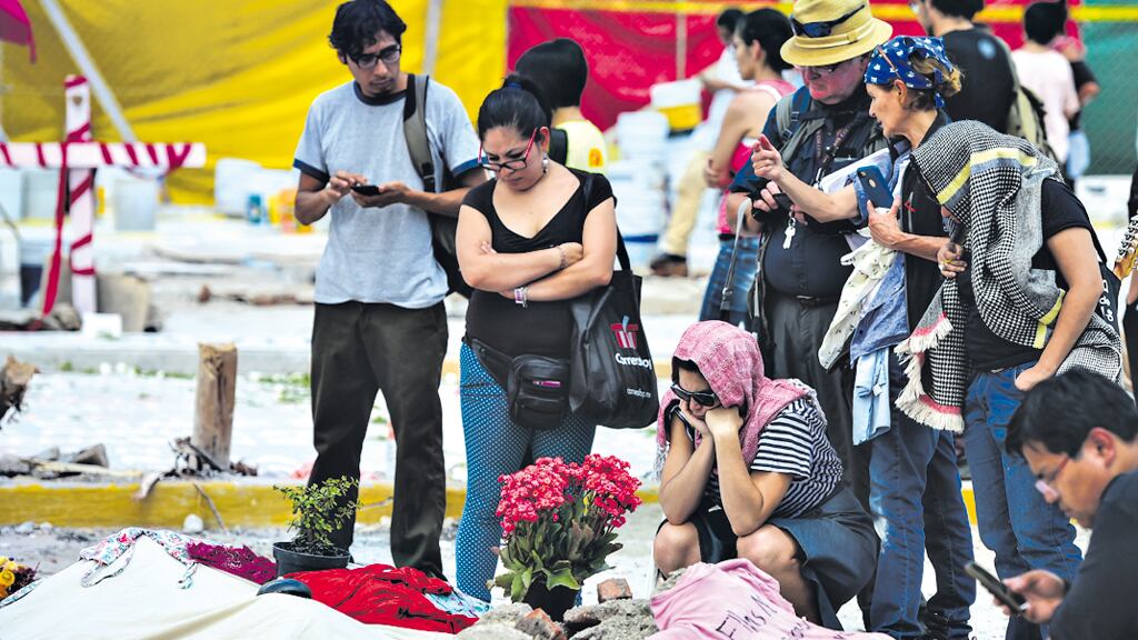 Entre los escombros, los homenajes a las víctimas del terremoto.