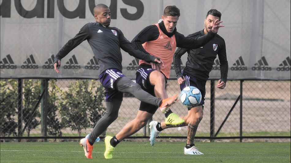 De la Cruz lleva la pelota ante la marca de Zuculini.