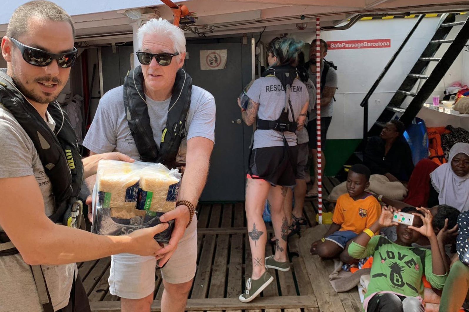Richard Gere a bordo del Open Arms, ayer, en aguas abiertas cerca de Lampedusa.