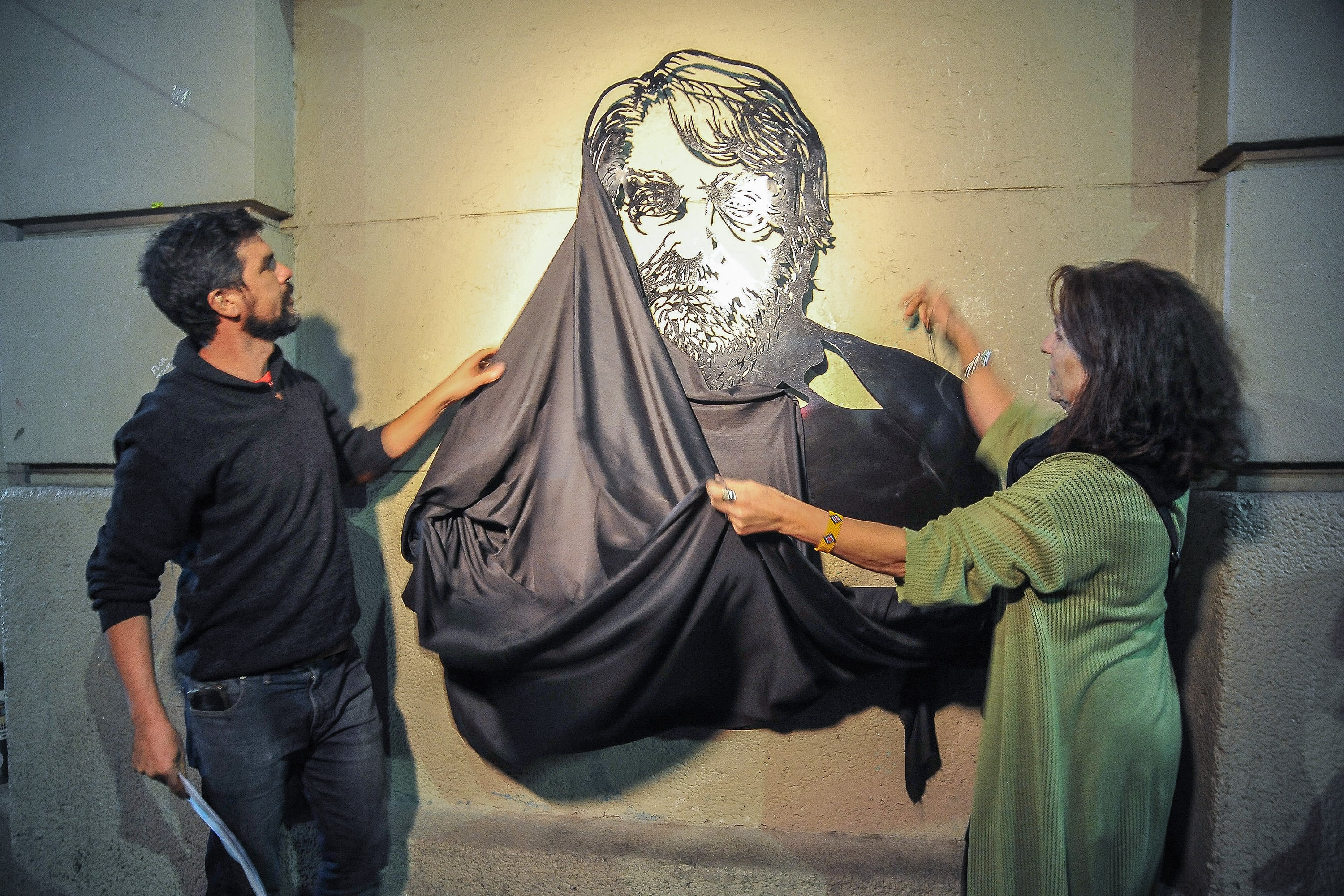 La imagen de Osvaldo Bayer está en la entrada de la calle Puán.