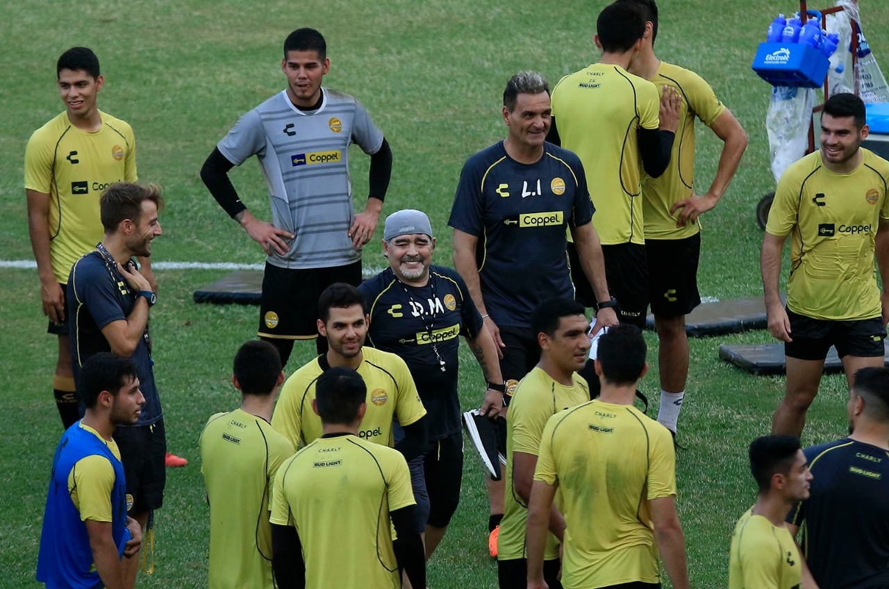 Diego Maradona y Luis Islas junto a los jugadores de Dorados.