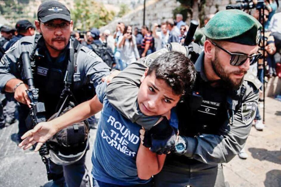 Un policía israelí toma del cuello de un manifestante palestino en Jerusalén.