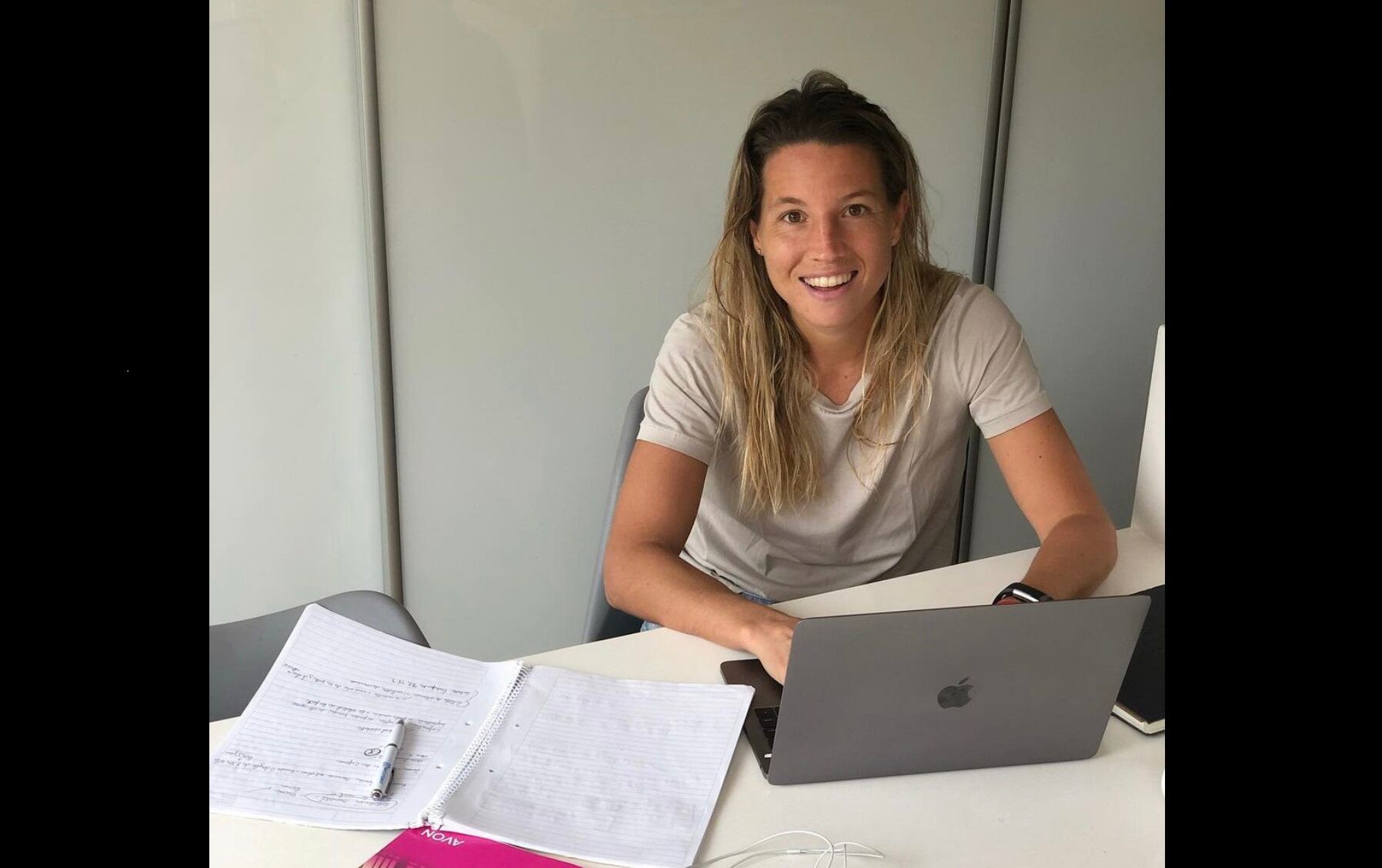 Delfina Merino, estudiando para reunir un final mientras entrenaba con Las Leonas.