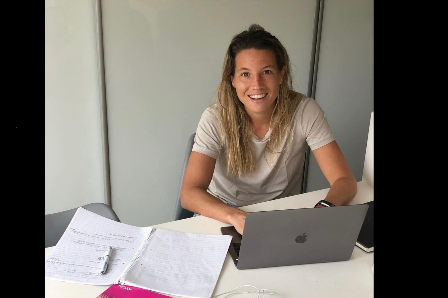 Delfina Merino, estudiando para reunir un final mientras entrenaba con Las Leonas.