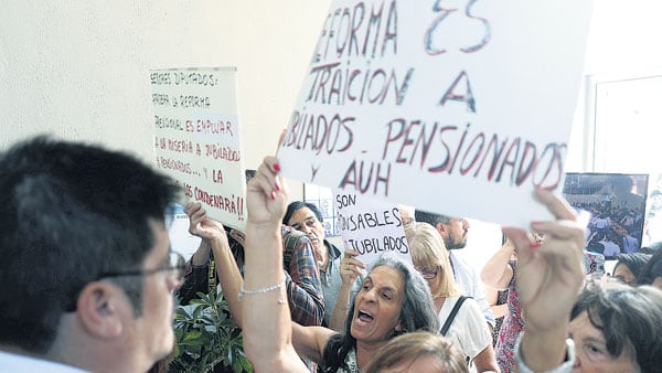El Gobierno decidió avanzar con el ajuste a las jubilaciones pese a las masivas manifestaciones en su contra.