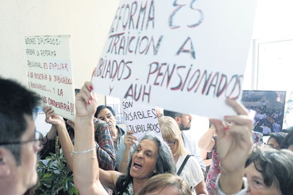 El Gobierno decidió avanzar con el ajuste a las jubilaciones pese a las masivas manifestaciones en su contra.