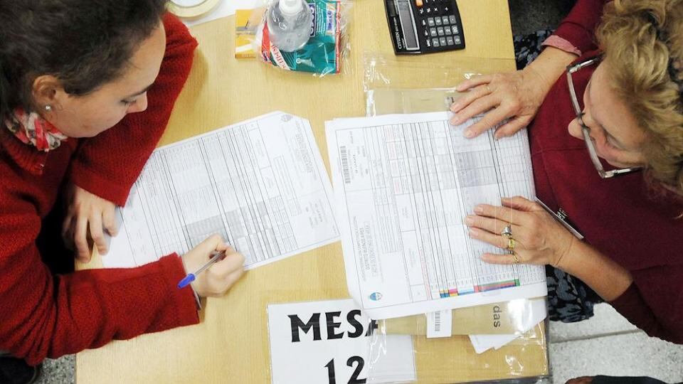 El cambio de sistema de escrutinio es cuestionado por la oposición, que advierte sobre la posible manipulación del resultado.