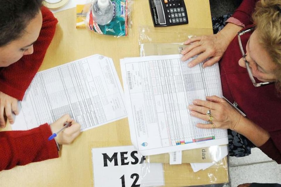 El cambio de sistema de escrutinio es cuestionado por la oposición, que advierte sobre la posible manipulación del resultado.