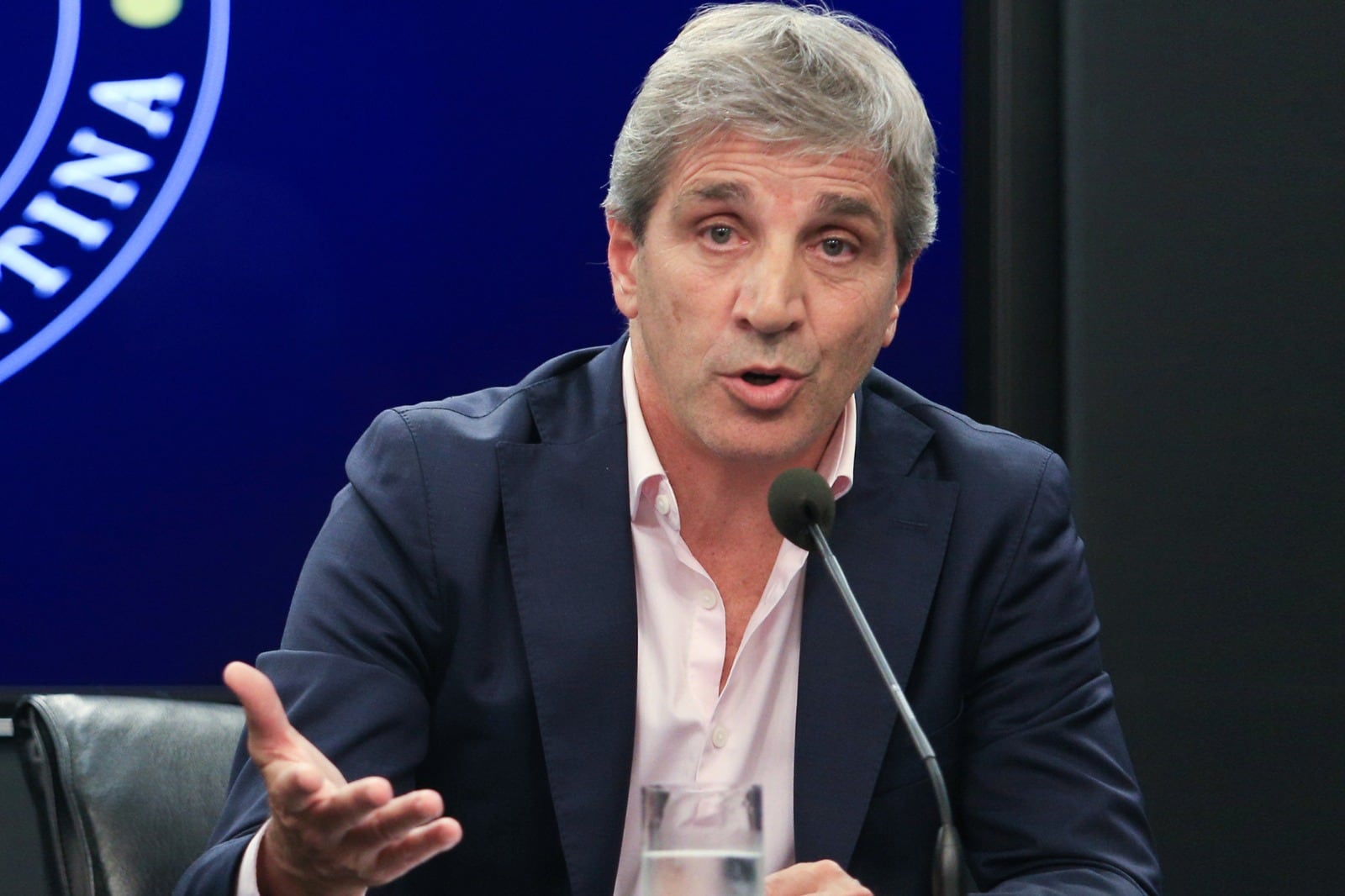 El ministro Luis Caputo elogió la política comercial de Jumbo. 