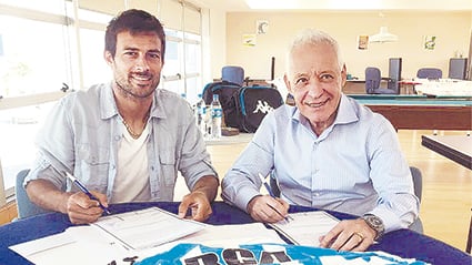 Cvitanich junto a Víctor Blanco en la firma de su contrato.