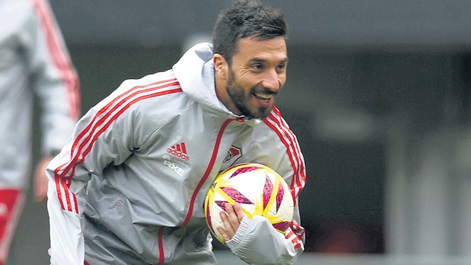 Scocco, el delantero quiere el lugar de Borré.