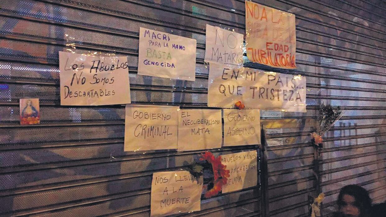 El día del suicidio en la sede marplatense de la Anses, los vecinos se acercaron a homenajear a Rodolfo Oscar Estivill.