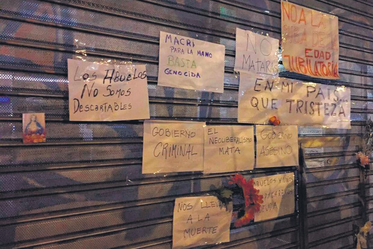 El día del suicidio en la sede marplatense de la Anses, los vecinos se acercaron a homenajear a Rodolfo Oscar Estivill.