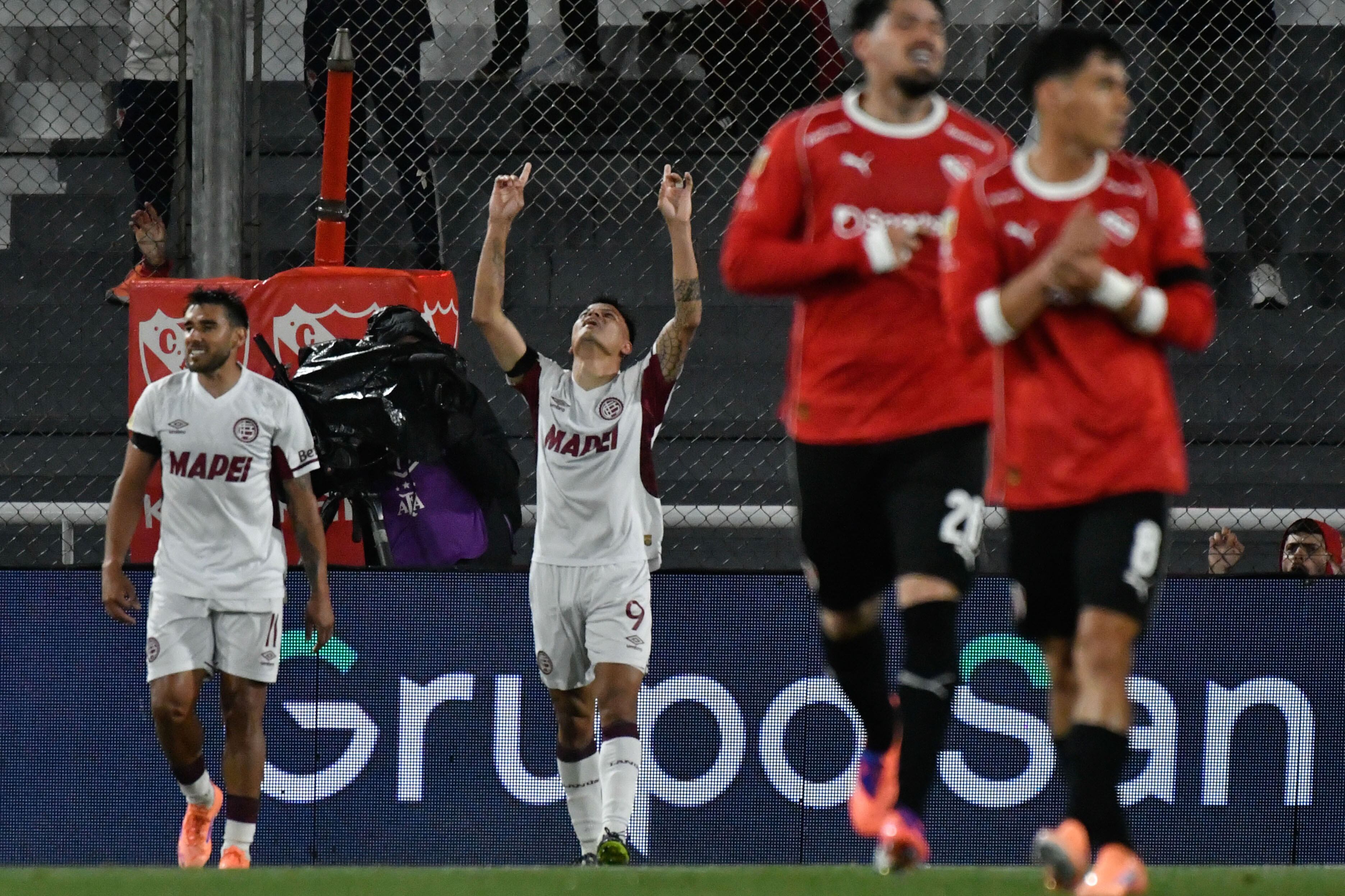 Bou mira al cielo para festejar su gol