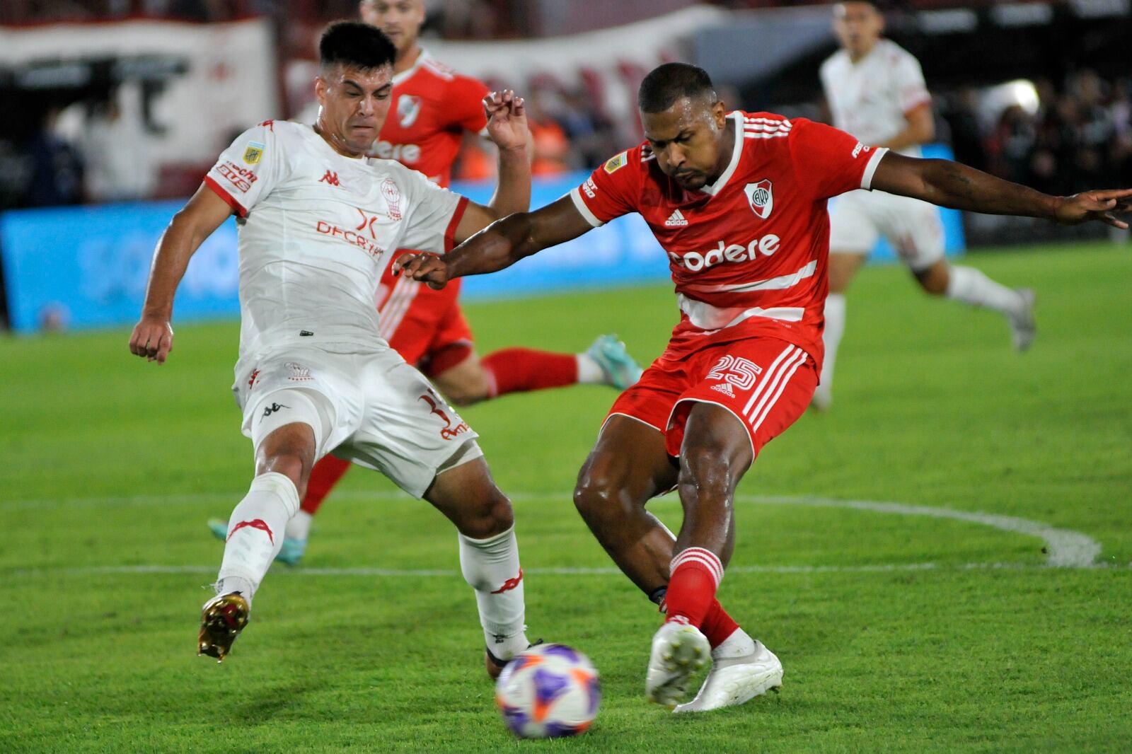 Salomón define de zurda ante a marca de Pizarro para marcar el segundo gol