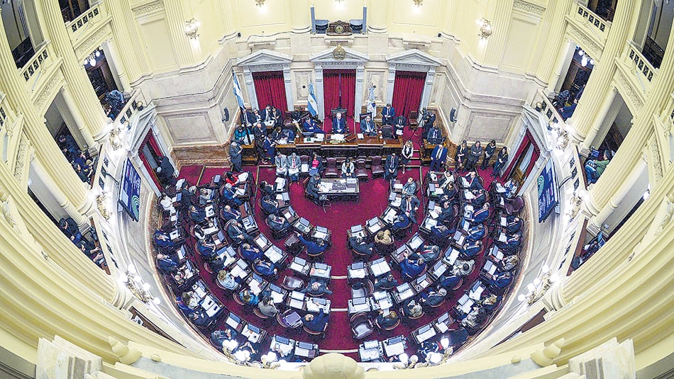 Sobre el filo de la medianoche, la sesión llevaba más de trece horas de discursos ininterrumpidos.