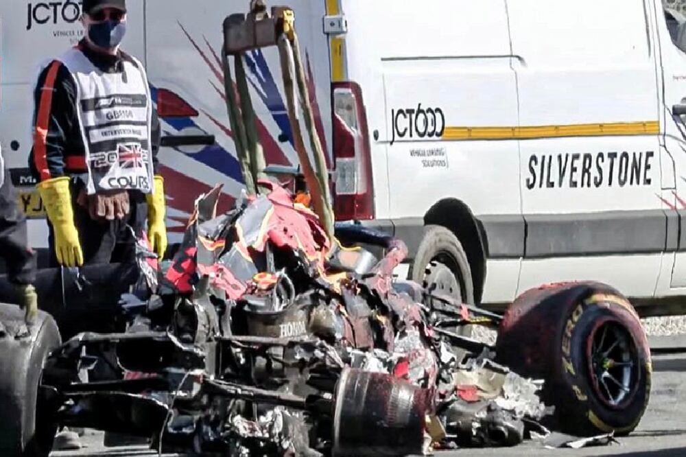 El Red Bull de Verstappen, después del toque con Hamilton y estrellarse contra las gomas