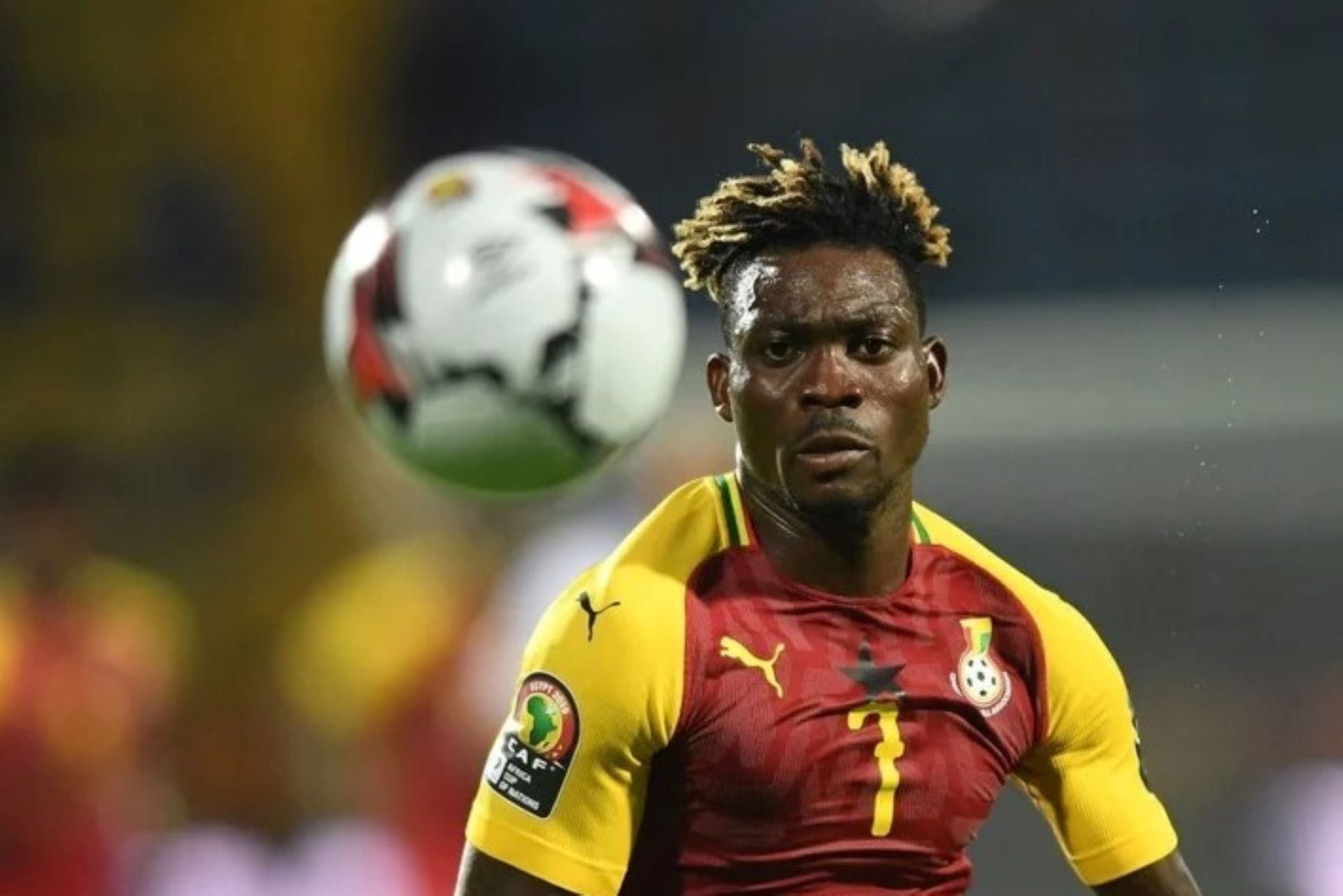 El furbolista ghanés fue hallado bajo los escombros del edificio donde vivía en Turquía, después de dos semanas de búsqueda. (Foto: AFP)