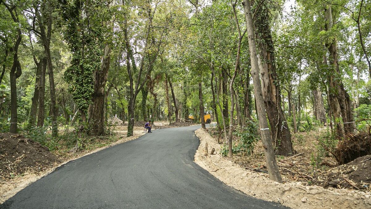 Ubicado en la intersección de Erezcano y Centenario de Mayo.
