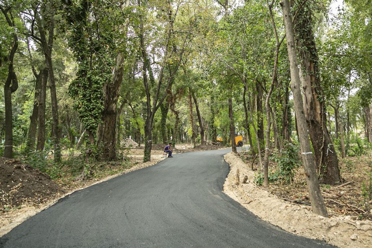 Ubicado en la intersección de Erezcano y Centenario de Mayo.