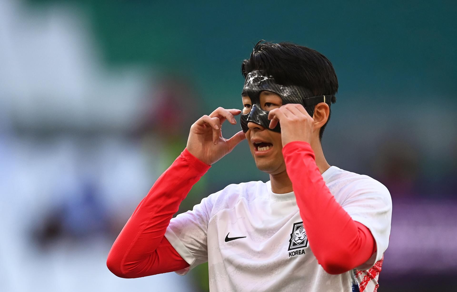 Heung-min Son, el capitán de Corea del Sur que utilizó la máscara protectora este jueves ante Uruguay.