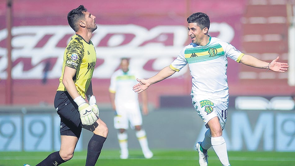 Pisano festeja el 1-0 con el que el Tiburón venció a Lanús de visitante.