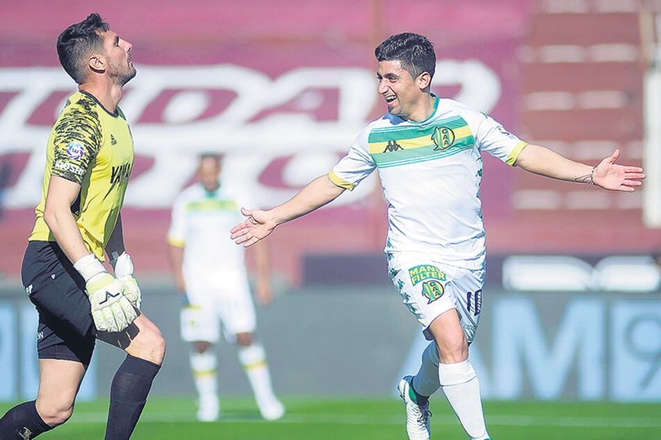 Pisano festeja el 1-0 con el que el Tiburón venció a Lanús de visitante.