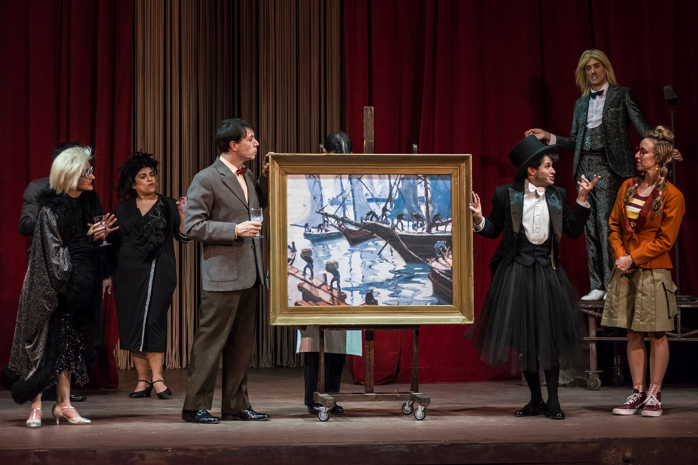 Entre la historia y la fantasía, la puesta tiene varios elementos destacables.